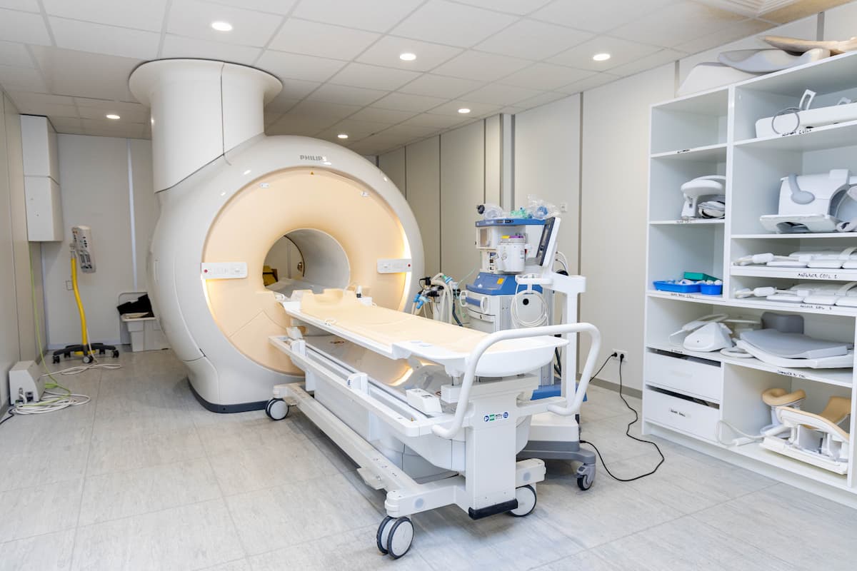 MRI (Magnetic Resonance Imaging)